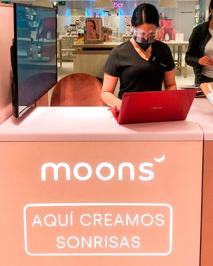 Al acudir a nuestra isla y cabina de escaneo de Liverpool Insurgentes, serás atendido por uno de nuestros asesores de sonrisa que te brindará toda la información acerca de nuestro tratamiento de alineación dental invisible.