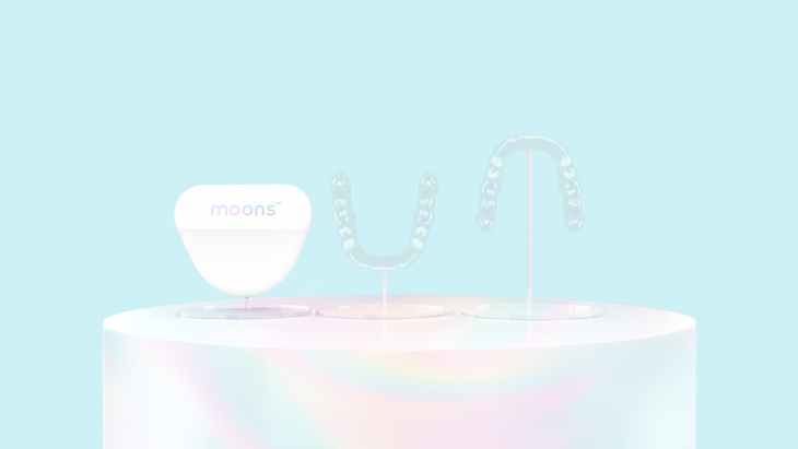 Estuche y alineadores invisibles Moons