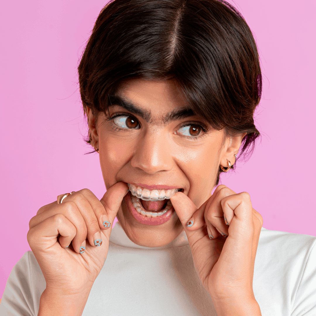 Mujer joven usando alineadores invisibles